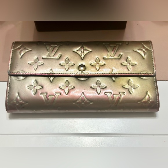 ❤️‍🔥Gorgeous Unique Louis Vuitton Gris Art DecoMonogram Vernis Sarah Wallet❤️‍ - Picture 13 of 13